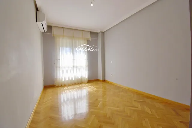 ZONA CENTRO-  Piso de 3 dormitorios y terraza. Ascensor. — 36