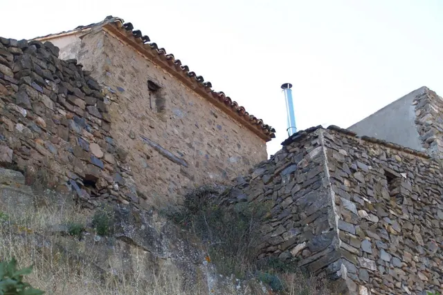 VENDO SOLAR CONSTRUIDO EN PIEDRA , DIAFANO, EN ALCALA DE MON - foto 3