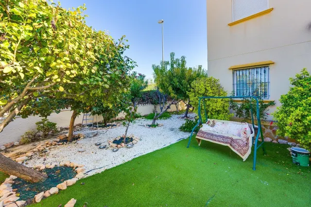 Bungalow en planta baja con amplio jardín privado y aparcamiento en Cabo Roig — 4