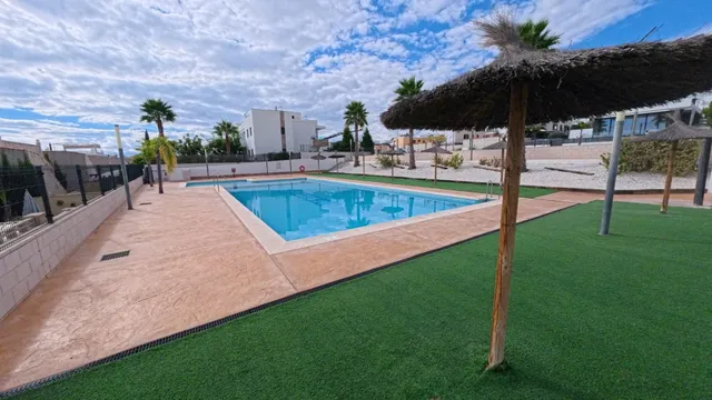 Amplio apartamento de esquina en planta baja con parcela y estudio exterior — 41