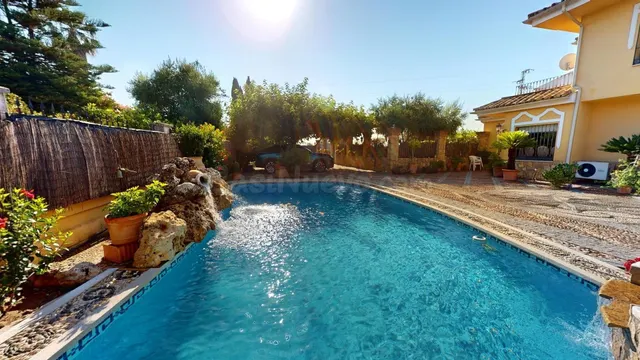 Chalet exclusivo con piscina, jardín y 407 m2 construidos a  - foto 5
