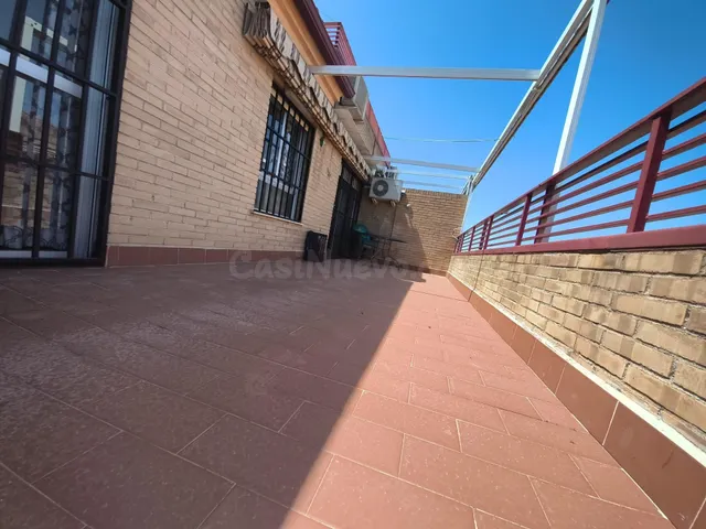 ÁTICO EXTERIOR CON TERRAZÓN EN URBANIZACIÓN AJARDINADA JUSTA - foto 5