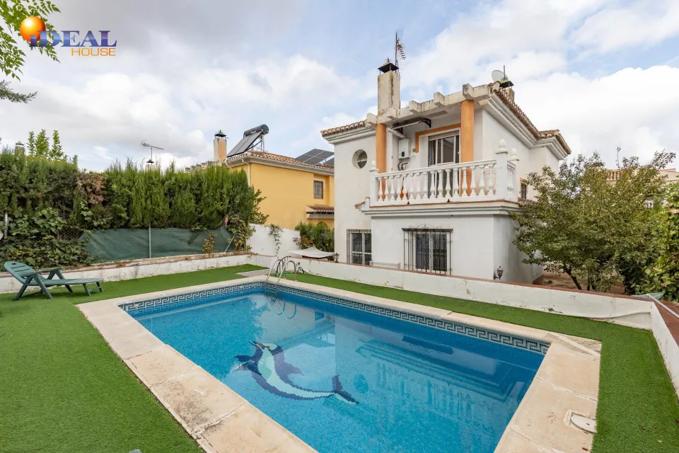 Casa independiente con piscina en La Zubia.