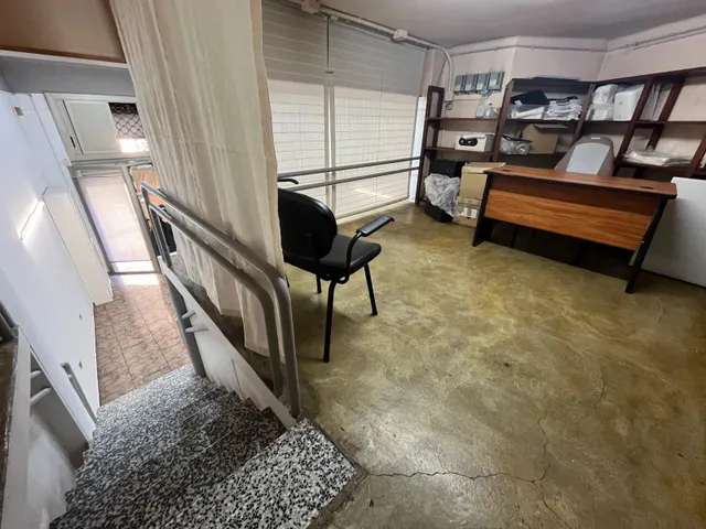 LOCAL COMERCIAL CON ALTILLO SITUADO EN ZONA  DR. PUJADES — 24