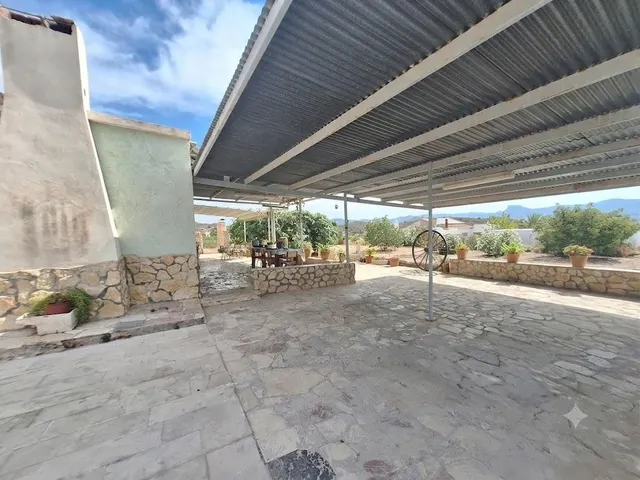 ¡Chalet con piscina a 858 €/m2!  4.000 m2 de parcela, 4 dormitorios y espacio para otra vivienda de 90 m2 — 40