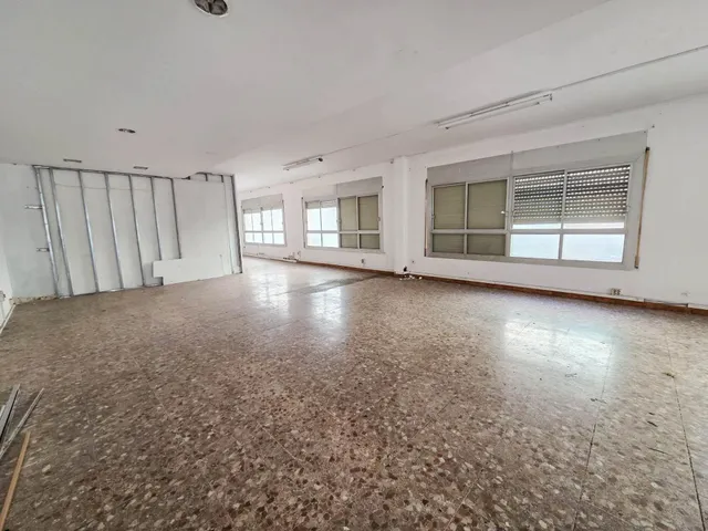 Edificio de tres plantas en alquiler en Barberá del Vallés