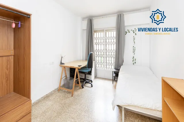 Venta de piso de 4 dormitorios y 2 baños en Granada (Zona Centro) — 17