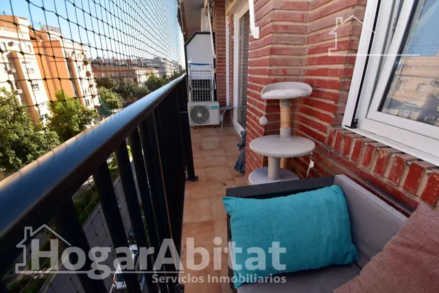Alto, precioso y semireformado con balcón y ascensor, cerca del tranvia — 12