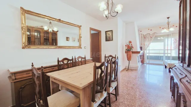 Amplio piso de 3 dormitorios con terraza y chimenea en Aveni - foto 2
