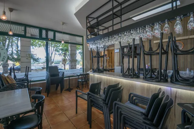 GRAN OPORTUNIDAD: CAFETERÍA CON AMPLIA TERRAZA EN EL CENTRO  - foto 5