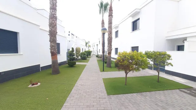 PRECIOSO Y LUJOSO QUAD CON PISCINA COMUNITARIA Y GARAJE PRIV - foto 3