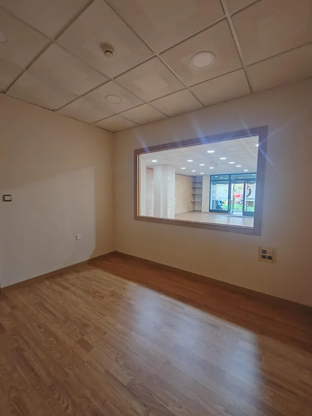 Amplio Local Comercial Reformado en Gran Eje de Jaén - Ideal para Tu Negocio — 7