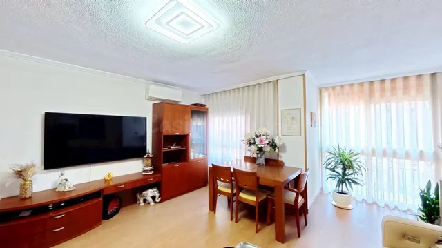 ¡Espectacular piso totalmente renovado junto al Bulevar del Pla! — 2