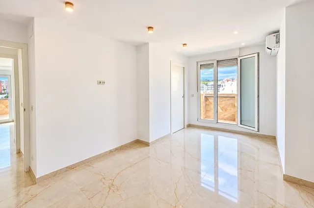 Se vende atico 5 habitaciones  totalmente reformado con vistas al mar  en pleno centro d Benidorm — 27