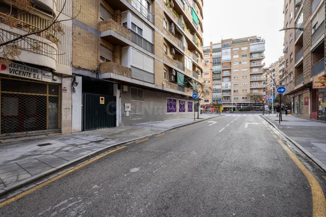 Plaza de garaje para coche mediano, en Camino de Purchil — 3