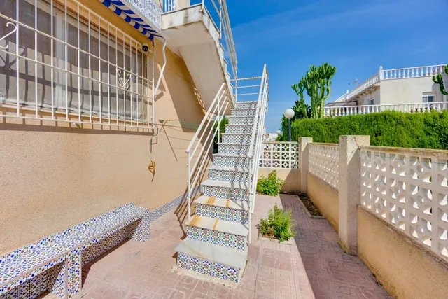 Bungalow con solárium, orientación sur y vistas a la piscina comunitaria — 16