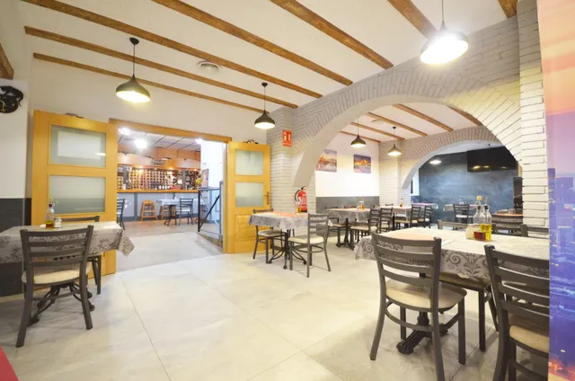 Negocio de restaurante-bar en funcionamiento en local esquinero de 402 m2 — 24