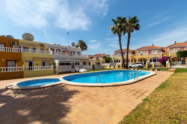 Adosado en esquina en Cabo Roig — 43