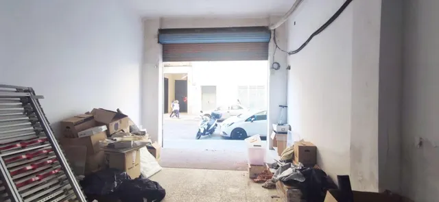 LOCAL EN VENTA EN ZONA DE PASO, FRENTE CENTRO DE SALUD DOCTOR SAPENA. — 5