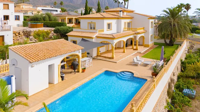 Villa Rosa. Amplia villa con vistas panorámicas en venta en  - foto 2