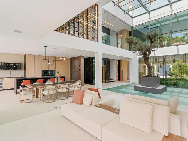 Sofisticada villa con vistas al mar en la Milla de Oro, Marbella — 13