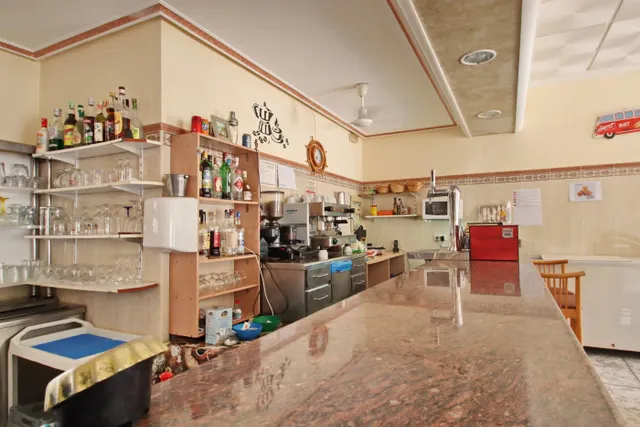 Local con terraza enorme, donde se encuentra 3 negocios en Santa Pola!!! — 9