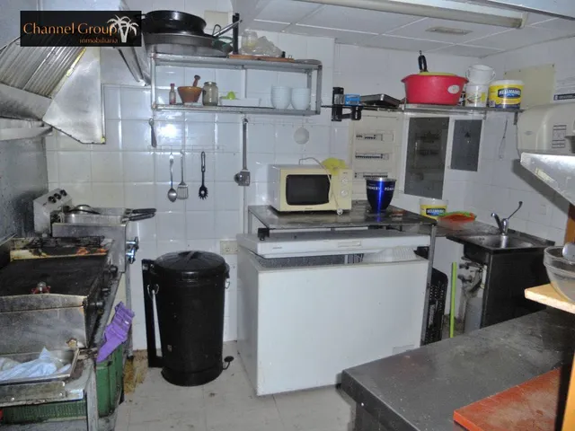 SE VENDE O TRASPASA BAR — 10