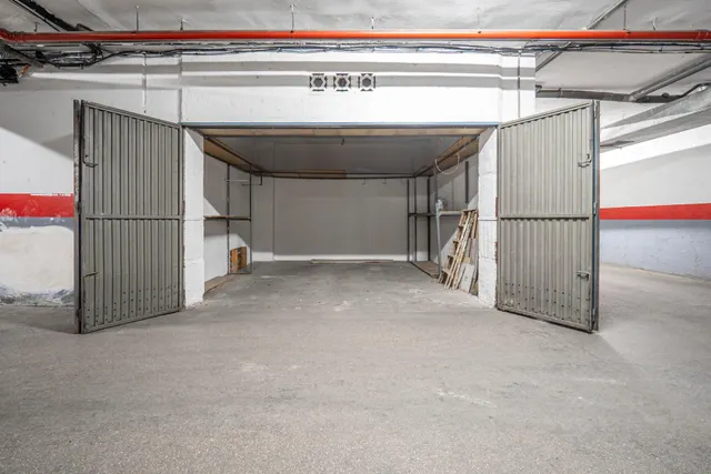 Plaza de garaje cerrado con estanterías en parque Genil cerca de Hospital La Inmaculada — 9