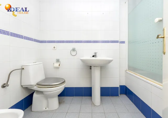Piso de 3 dormitorios y 2 baños, con cochera. VIVIENDA DE VPO, junto al Parque de Bomberos. — 16