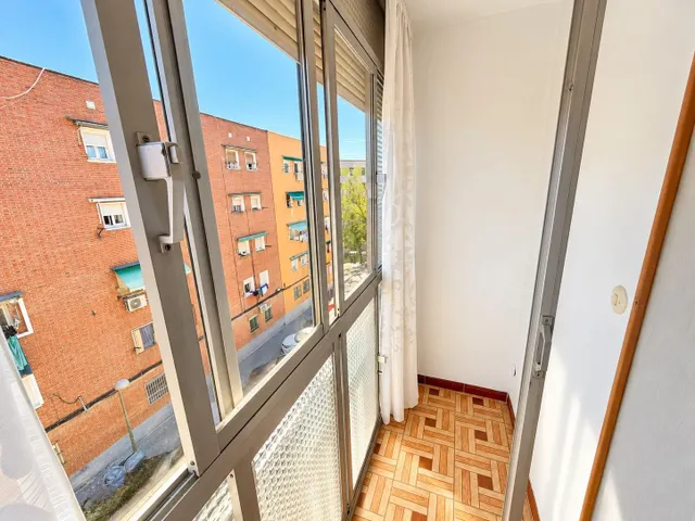 Piso de 2 dormitorios con terraza y grandes posibilidades de reforma en Simancas, Madrid — 8