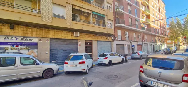 LOCAL EN VENTA EN ZONA DE PASO, FRENTE CENTRO DE SALUD DOCTOR SAPENA. — 2