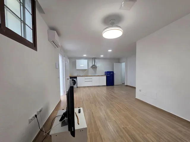 Piso a estrenar de 2 dormitorios con parking, luz y agua incluidas – 1.200 €/mes — 10