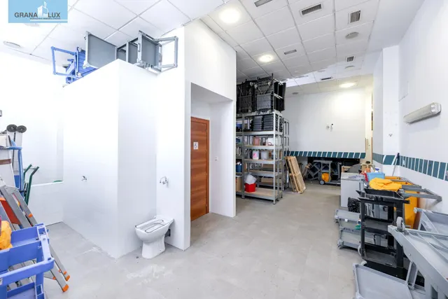 LOCAL COMERCIAL JUNTO AL CAMPUS DE LA SALUD — 21