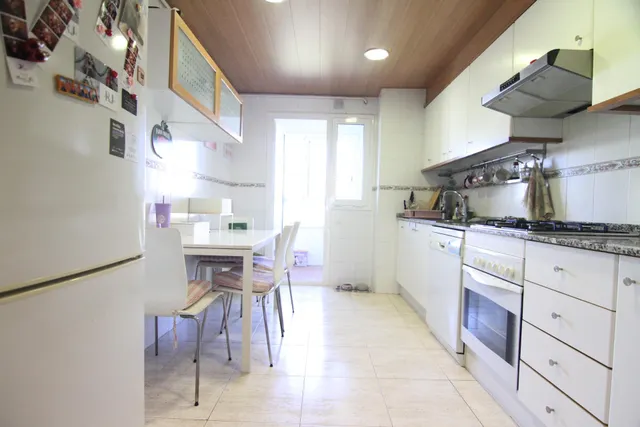 Amplio piso de 4 habitaciones con terraza y plaza de parking en la zona del lago de Olesa de Montserrat — 12