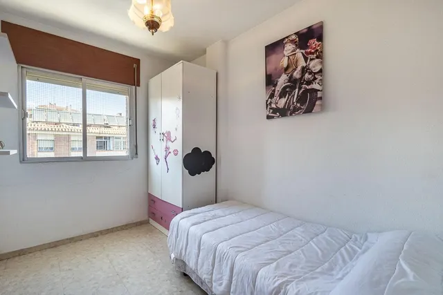 Traumatología (zona). Piso 4 dormitorios, 2 baños. Calefacción central. Plaza de aparcamiento y trastero. — 12