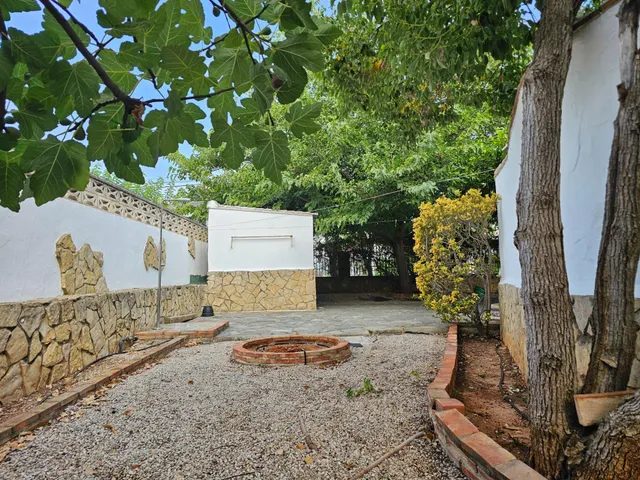 Alquiler anual  Chalet en zona Santa Lucía, con amplia parcela y todas las comodidades — 31
