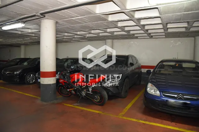 ¡TU COCHE Y TU MOTO, JUNTOS Y A SALVO! Plaza junto al centro - foto 2