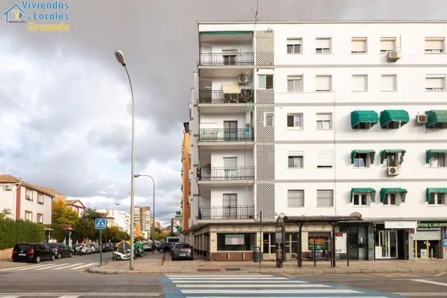 Localazo en esquina con mas de 30 de fachada. Avd de Dilar junto ambulatorio del Zaidín — 13