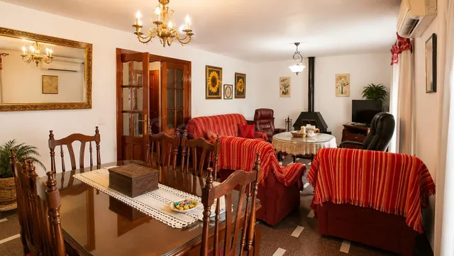 Casa de pueblo con garaje, terraza y chimenea en el corazón  - foto 5