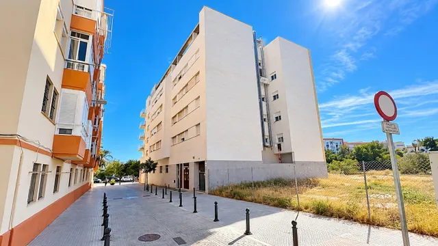 GRAN PISO CON ASCENSOR EN LA BARRIADA ESPAÑA, AVENIDA SANIDAD PUBLICA. — 21