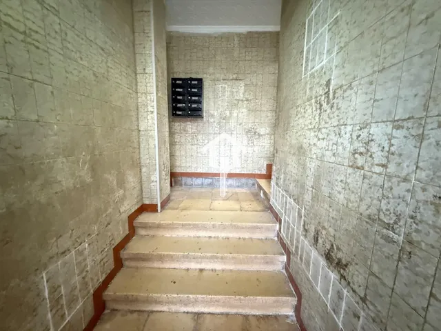 Piso para reformar en venta en Alicante. zona de los ángeles, 2 habitaciones, salón, baño con bañera, 50m2, segunda planta sin ascensor. — 30