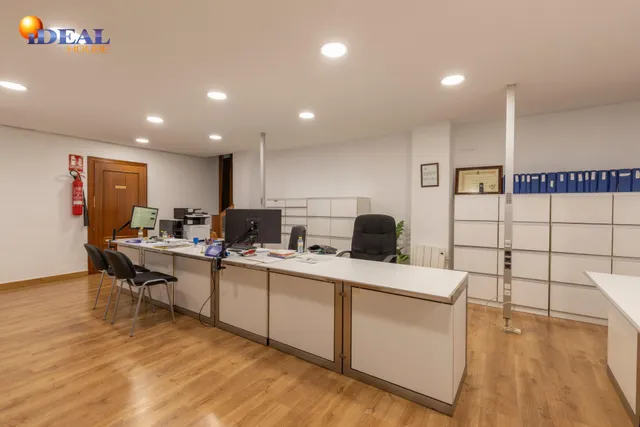 LOCAL COMERCIAL EN CALLE ÁNGEL GANIVET – UBICACIÓN PRIVILEGIADA — 27