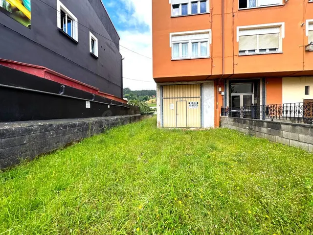Local comercial con pequeña campa exterior en Los Corrales d