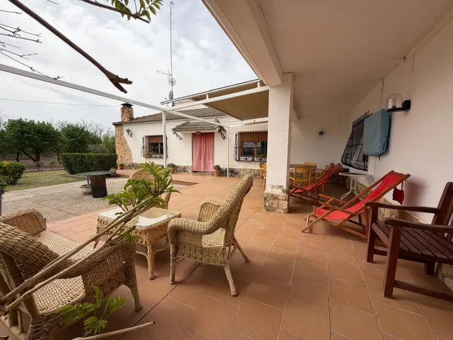 Impresionante Chalet en Albacete con Amplios Espacios y Jard - foto 3