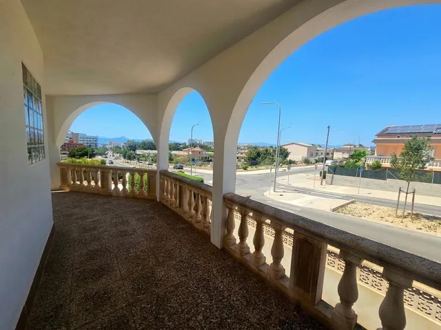 Exceptional Detached Corner Villa with Swimming Pool and Prime Location — 23