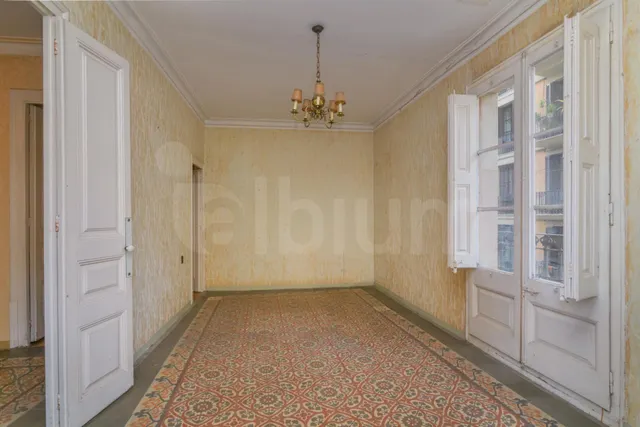 Espectacular vivienda esquinera con siete balcones frente al Mercat del Born — 7