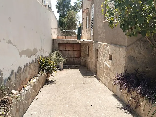 Planta baja con garaje, terrazas y gran potencial de reforma