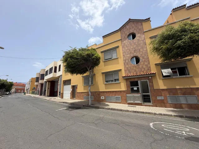 Piso 3 dormitorios con patio, suite y 2 plazas de garajes en Telde — 32