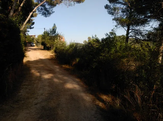 Espectacular terreno que da a dos calles, en Corbera de Llobregat, cerca Hotel Can Fisa. — 32