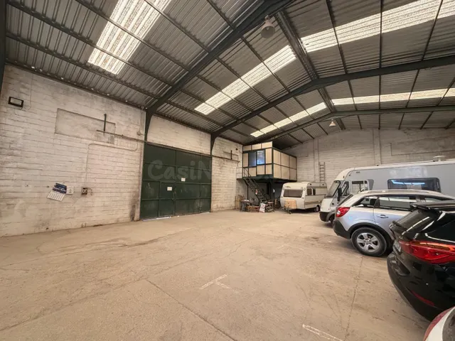 Nave Industrial con Amplio Terreno y Potencial de Desarrollo! Avda. La Plata. — 2
